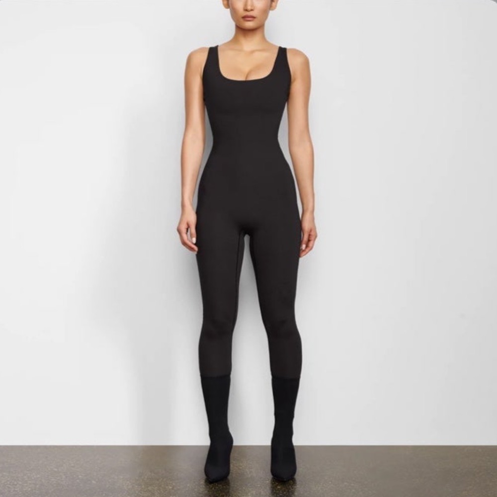 SKIMS ALL IN ONE SCOOP NECK ONSIE NWT